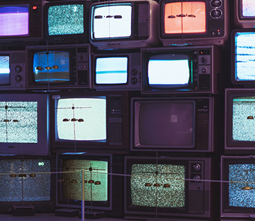 Tv-vägg med olika gamla tv-bilder för visning av de olika videoformaten