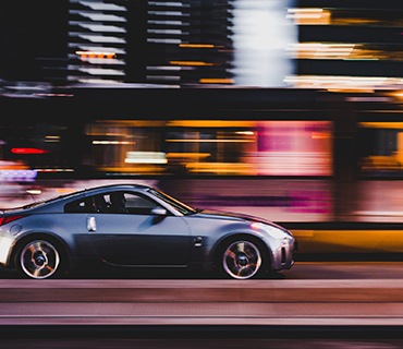 Hastighetseffekter illustrerade av visning av en bil i rörelse