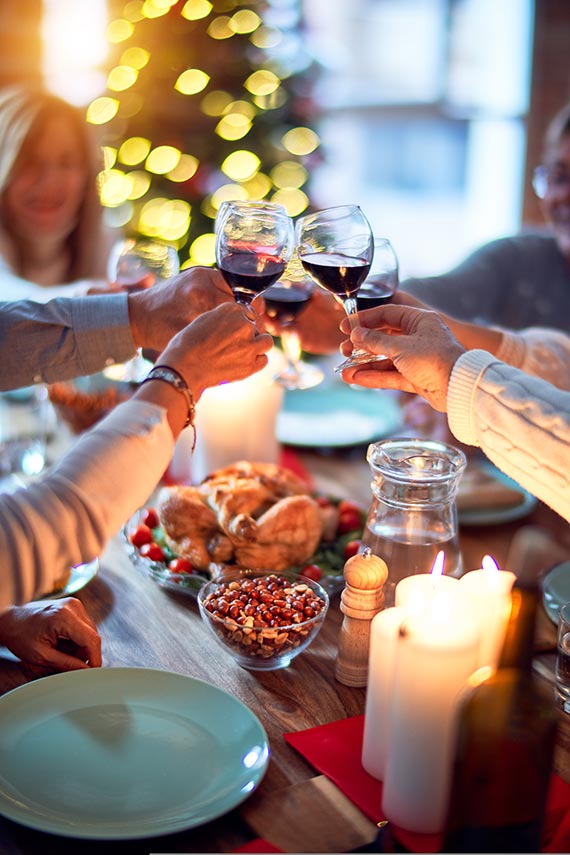 Invitados brindando en la comida de Navidad