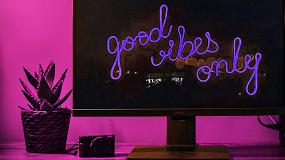 Pantalla de bloqueo con la inscripción "Good Vibes Only"