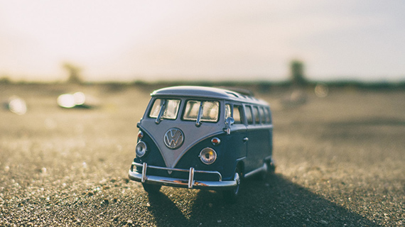 Rappresentazione dell'effetto tilt-shift con un'automobile in miniatura