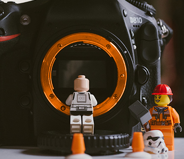 Personnages devant une caméra pour illustrer l'enregistrement d'un film en stop-motion